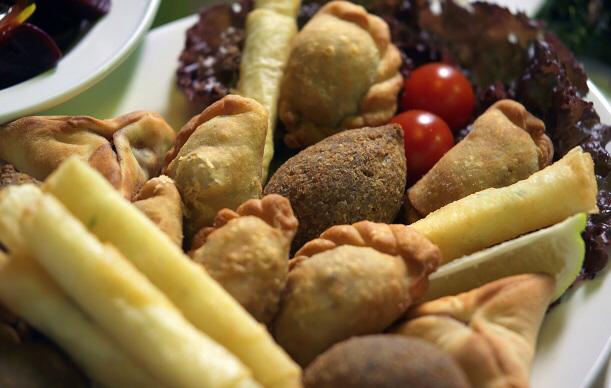 Assortiment traiteur — beignets variés, kebbé et crudités pour buffets et événements