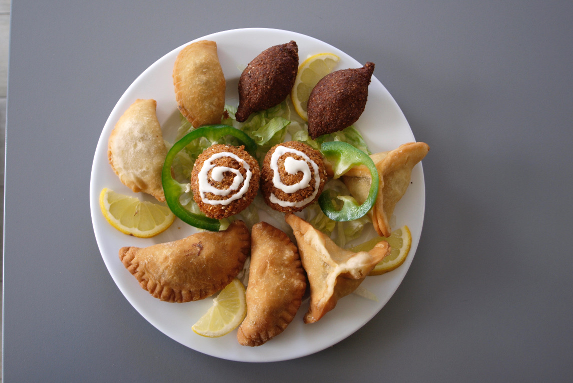 Assiette Beignets — kebbé, falafel sauce sésame, samboussek viande et fromage, fatayer aux épinards