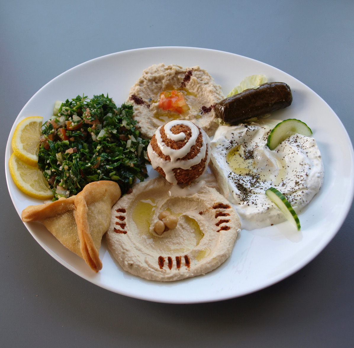 Assiette végétarienne — hommos, moutabbal, taboulé, labné, feuille de vigne, falafel et fatayer