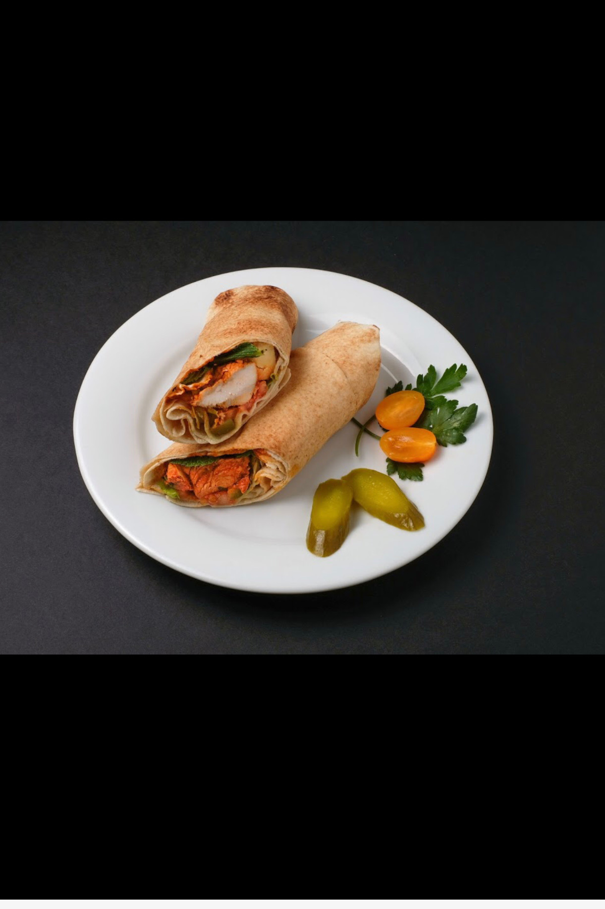 Sandwich chawarma poulet roulé dans son pain libanais, cornichons et tomates cerises